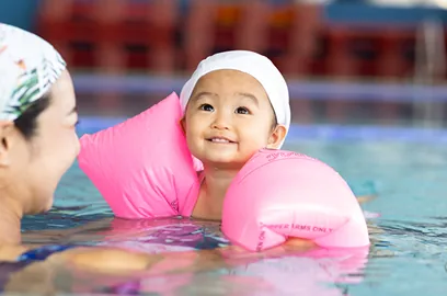 フィットネスのプールにいる子供の画像