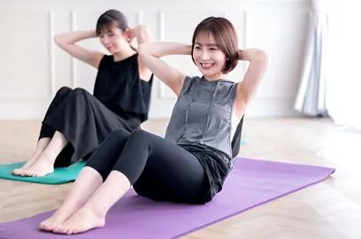 上体起こしをしている女性の画像