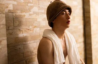 サウナで一息ついている男性の画像