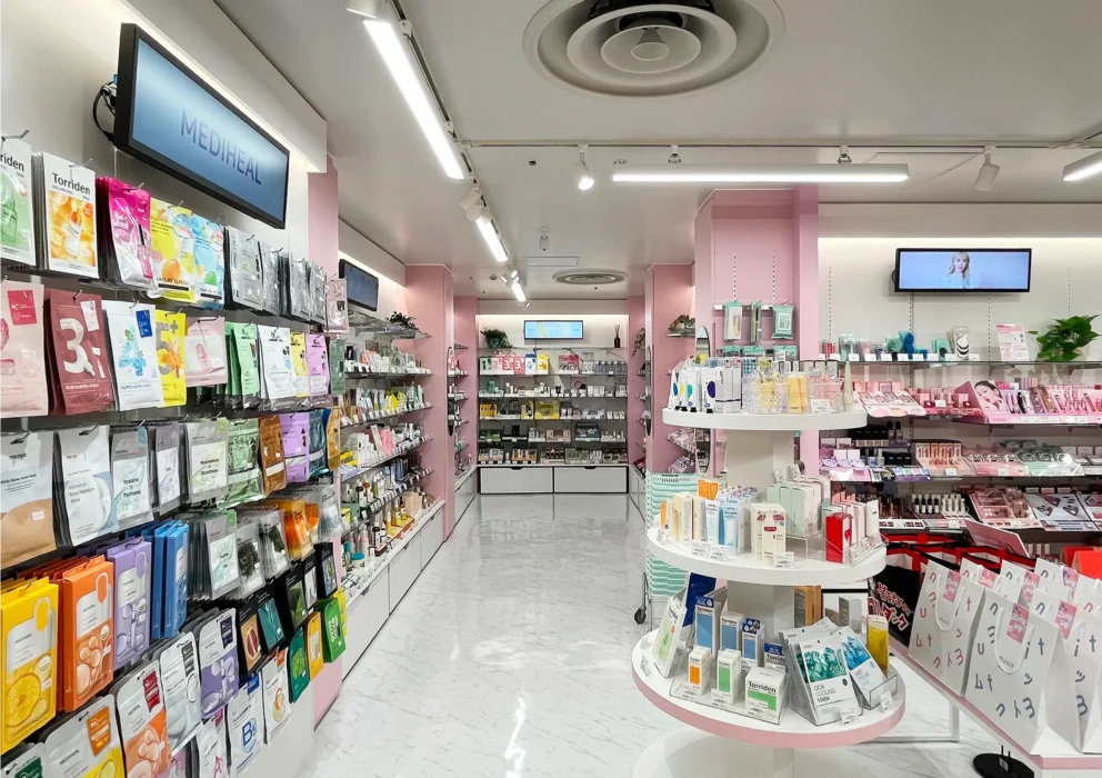 【1,500点以上の厳選コスメと食品の品揃え】